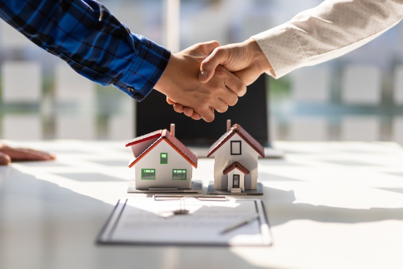 estate agents shake hands